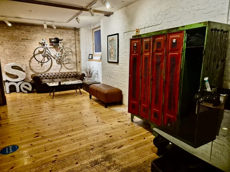 Rote Metallspinde neben der Lounge im Studio
